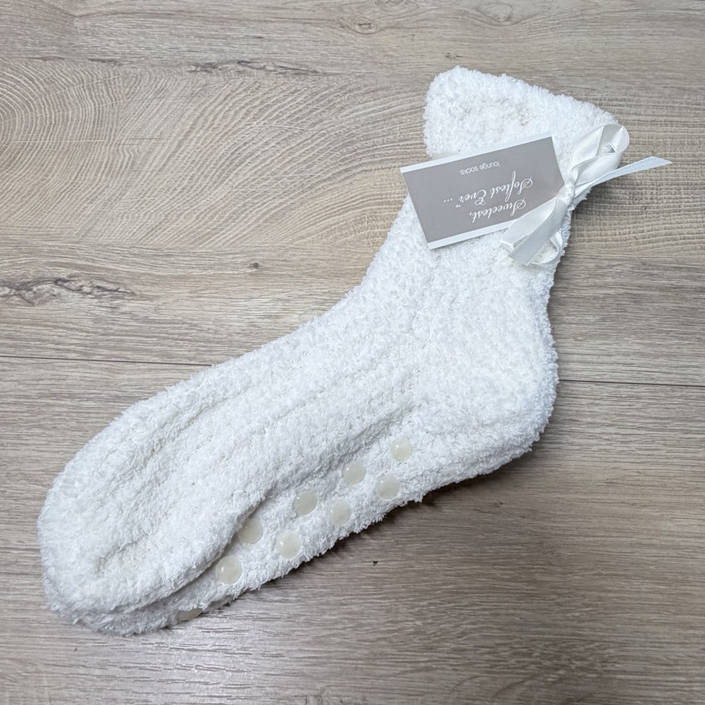 Bath & Body Works White Fuzzy Slipper Socks Non Skid Gripper Plush Cozy NWT